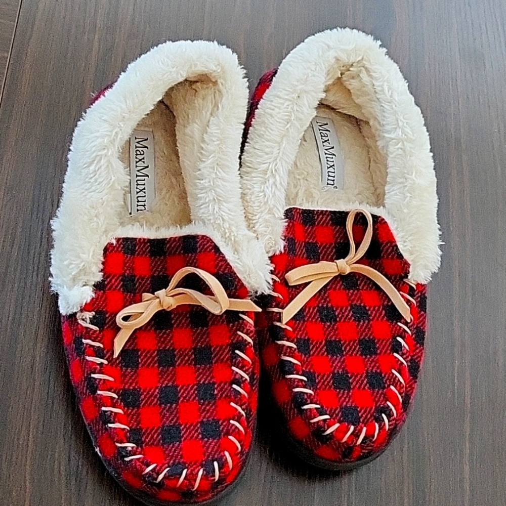 Red and black checkered outdoor  slippers
